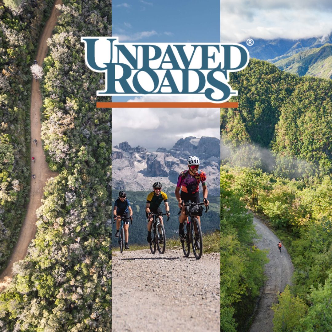 Un collage di tre immagini rappresentative dell'evento Unpaved Roads, mostrando diversi scenari gravel in Italia. A sinistra, una vista aerea di un percorso sterrato immerso nella vegetazione costiera di Punta Ala con ciclisti in movimento. Al centro, un gruppo di ciclisti pedala lungo una strada ghiaiosa con le maestose Dolomiti sullo sfondo. A destra, un ciclista percorre un sentiero sterrato circondato dal verde intenso delle Foreste Casentinesi, con nuvole basse tra le montagne. Il logo "Unpaved Roads" è posizionato in alto al centro.